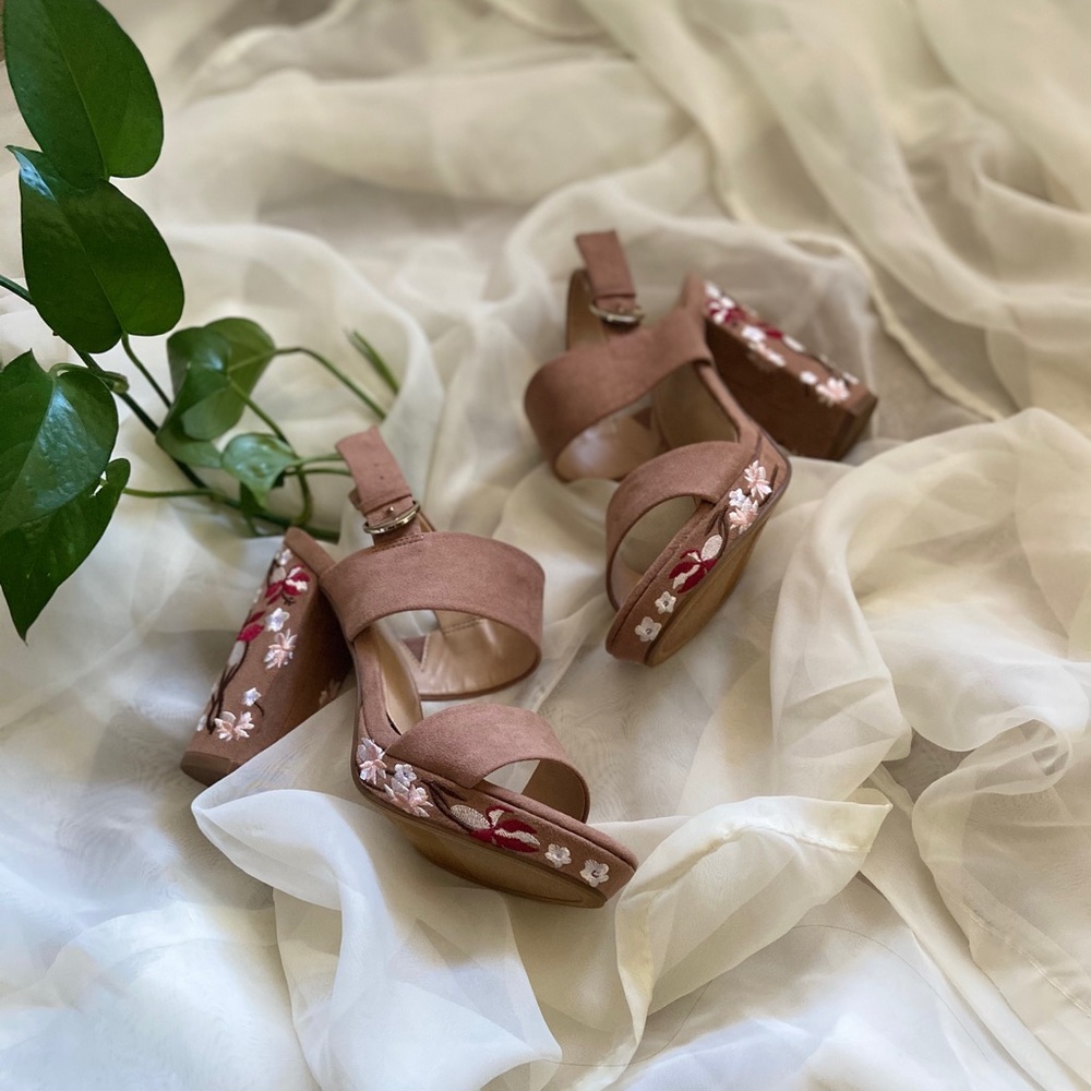 Apt.9 Floral tan adjustable heels